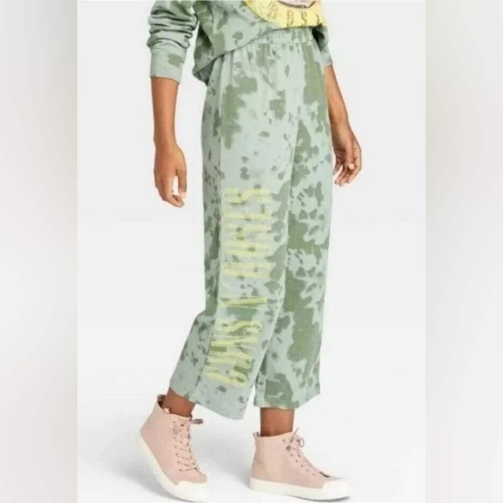 Guns-N-Roses Women's Camo Gaphic Crop Fleece Sweatpants - LG - GUC